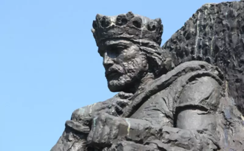 Krunisan ban Tvrtko I i uspostavljena Kraljevina Bosna