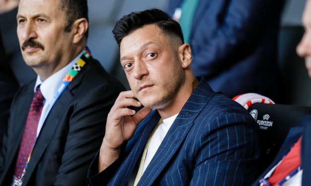 Mesut Ozil zvanično ušao u politiku