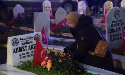 Preživjeli se okupili na trgovima u 4:17 ujutro da odaju počast poginulim