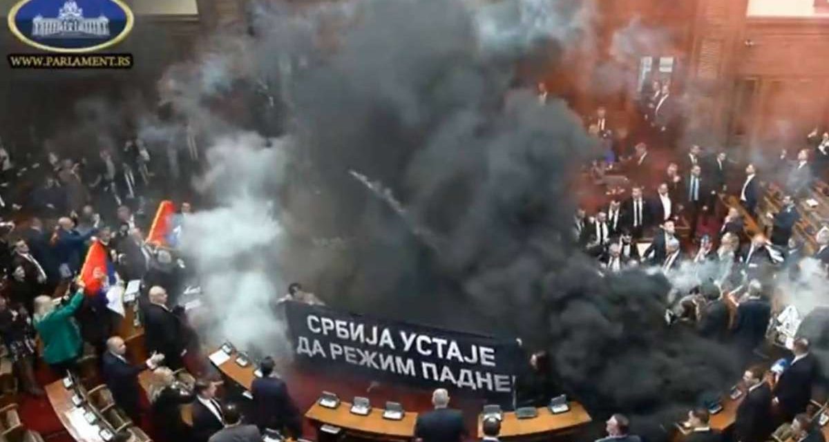 Dimne bombe u skupštini, demonstranti se okupljaju ispred skupštine