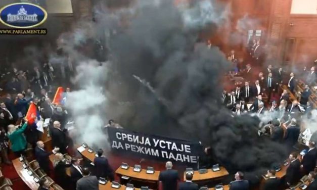 Dimne bombe u skupštini, demonstranti se okupljaju ispred skupštine