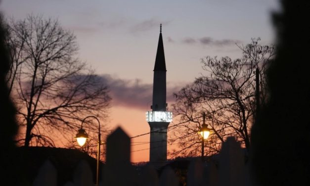 Iščekujući noć vrijedniju od svih drugih noći, vrijednu od života