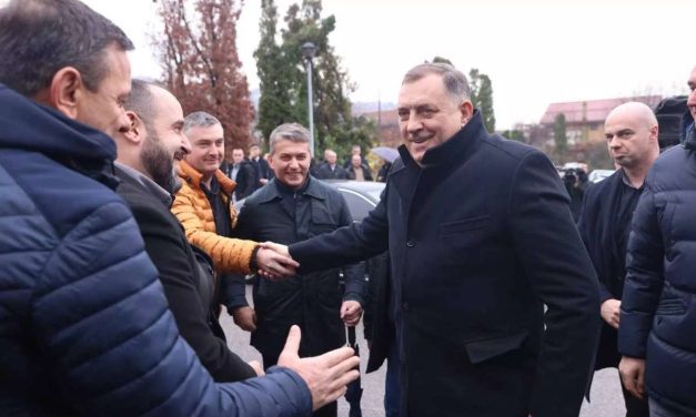 Bosanske vlasti kažu da čuvaju mir i stežu obruč oko Dodika, a on dovršava secesiju bez otpora