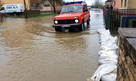 Poplave u Prijedoru: Stotine objekata pod vodom, vatrogasci evakuirali građane