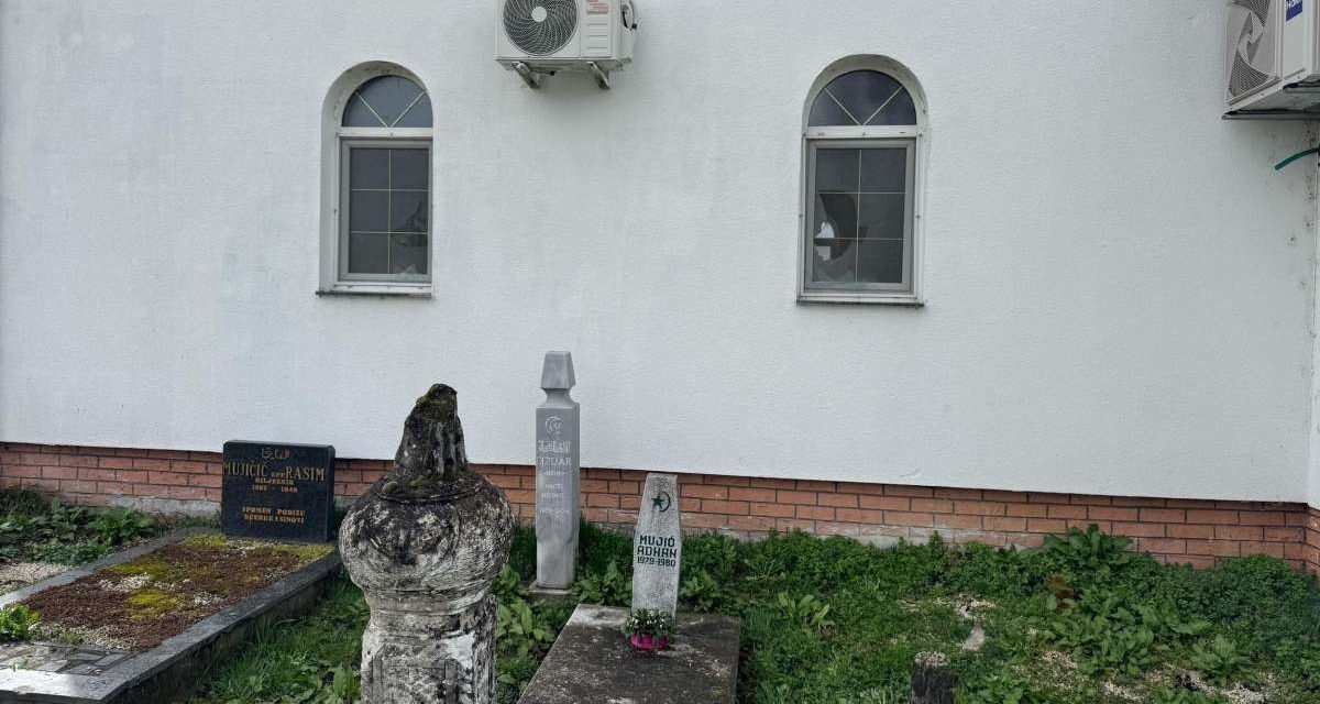 Razbijeni prozori na Puhalskoj džamiji u Bosanskoj Dubici