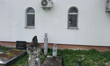 Razbijeni prozori na Puhalskoj džamiji u Bosanskoj Dubici