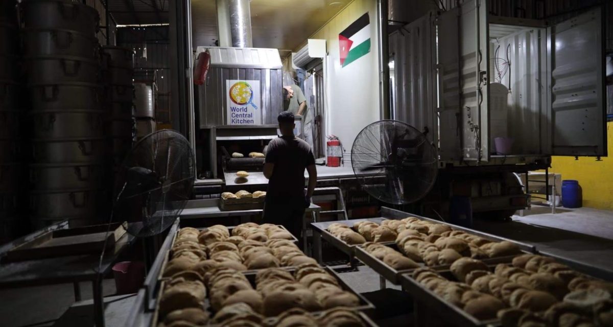 Posljednja pekara u Gazi – bijeli kontejner kojeg traktor vuče između ruševina