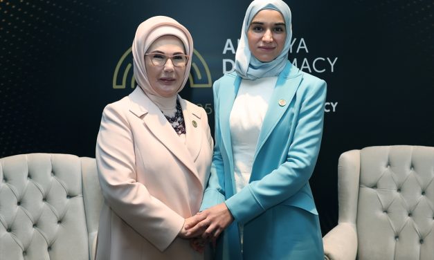 Ona je ljubazna, smirena, lijepa, samouvjerena i obrazovana – ona je Latifa al-Droubi, prva dama Sirije