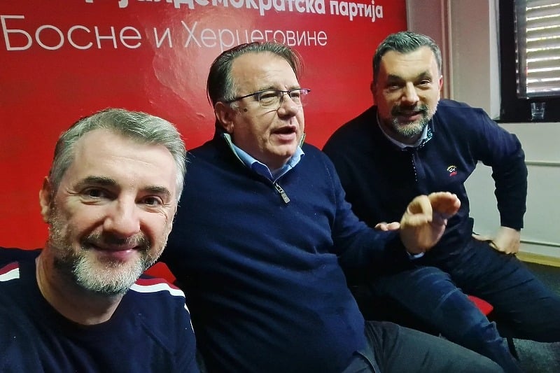 Dok su Bošnjaci raspravljali o crvenom koncu, nisu primijetili da im je konopac vezan oko vrata