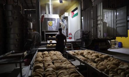 Posljednja pekara u Gazi – bijeli kontejner kojeg traktor vuče između ruševina