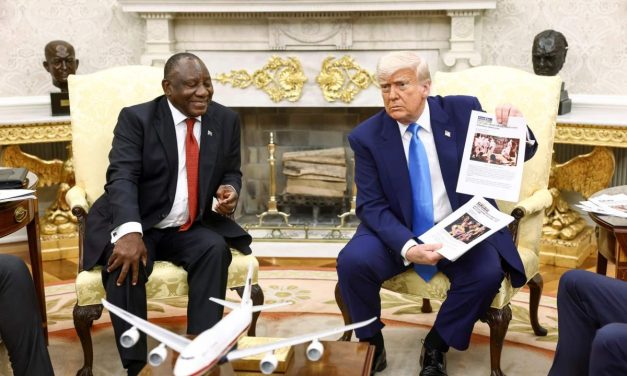 Trump predsjedniku Južnoafričke Republike pokazao lažne dokaze o “genocidu nad bijelim farmerima”