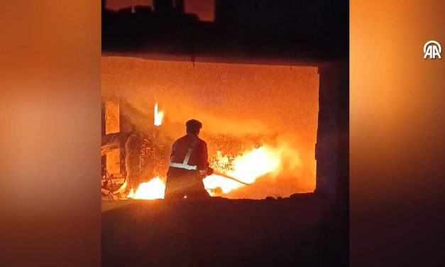 Potresan snimak: Djevojčica u vatri nakon napada Izraela na školu u Gazi