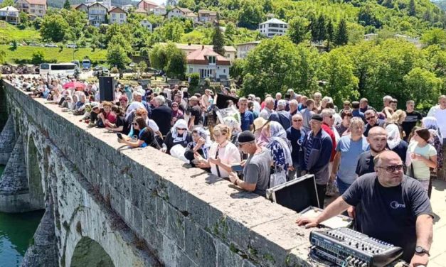 Tri hiljade ruža za tri hiljade ubijenih Bošnjaka