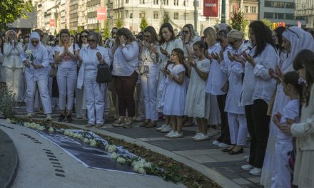 Žene su danas tišinom i bjelinom poslale dostojanstvenu poruku