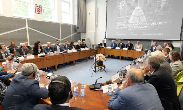 Istina protiv zaborava: Ambasadori svijeta, pravnici i svjedoci u Saboru o Srebrenici