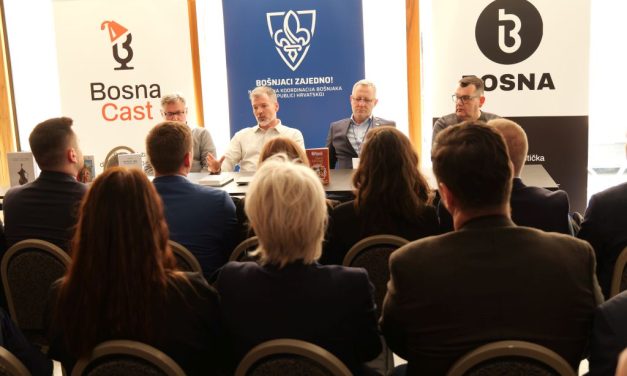 Panel o izdavaštvu i medijima: Bošnjački identitet se ne čuva lajkovima, već knjigom i odgovornim sadržajem