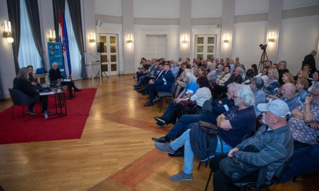 „Žuta kabanica“ Dragana Bursaća u Zagrebu: I u Prijedoru je bio genocid!