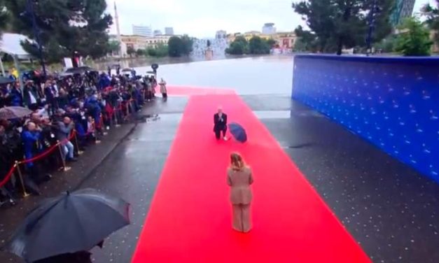 Šarmantna premijerka Italije: Pred ovom ženom Edi Rama pada na koljena