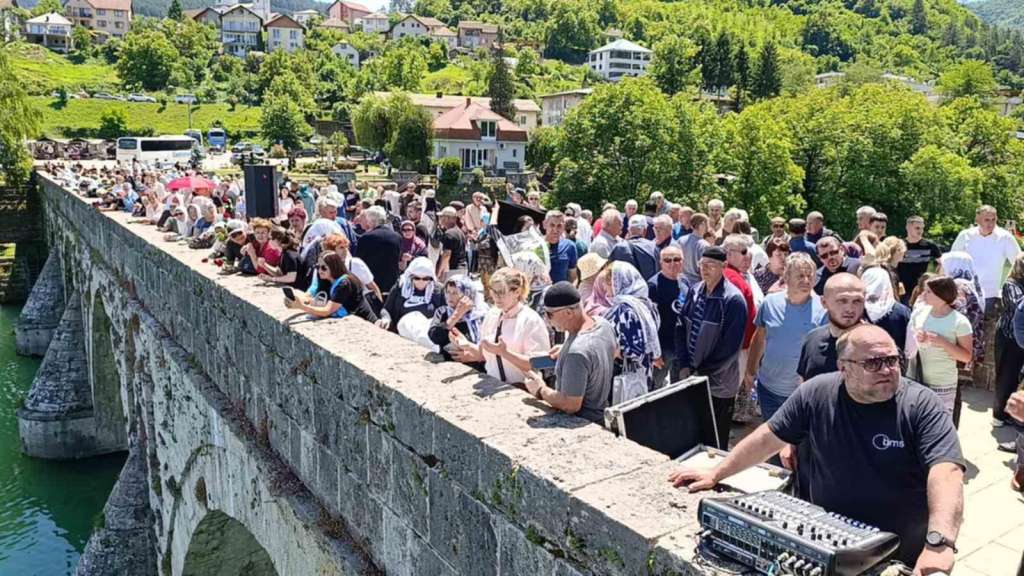 Tri hiljade ruža za tri hiljade ubijenih Bošnjaka