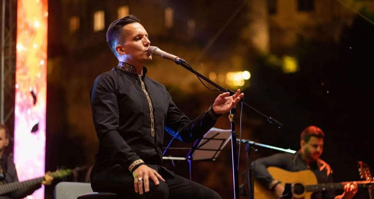 Koncert Armina Muzaferije ispod Starog Mosta