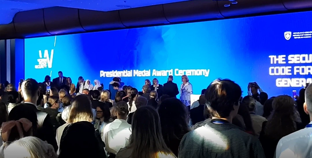 Vjosa Osmani dodijelila Predsjedničku medalju majkama Srebrenice