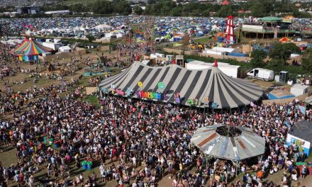 Bob Vylan i Kneecap na Glastonburyju uzdrmali BBC i britansku vladu