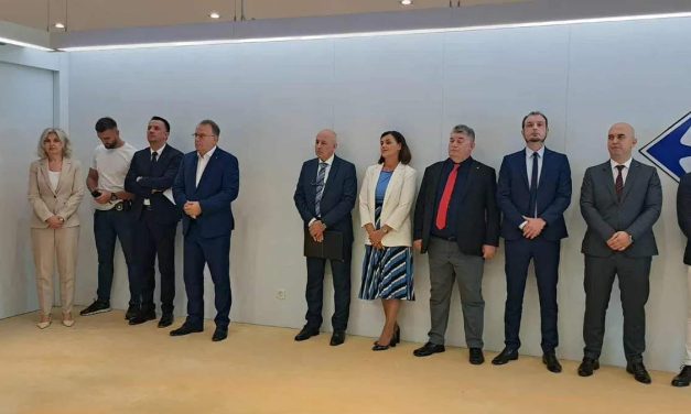 Rudnike zatvaraju, a fali im uglja, cijenu struje povećavaju jer građani žive u komforu, a prvi potez premijera kupovina luksuznog auta tuđim novcem