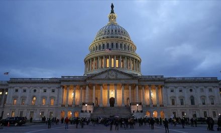 Američki političari podijeljeni po stranačkoj liniji, ali je većina za rat