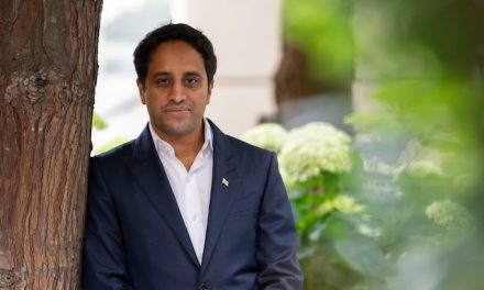 Zbog “rata protiv burke” musliman, predsjednik desničarske stranke, dao ostavku