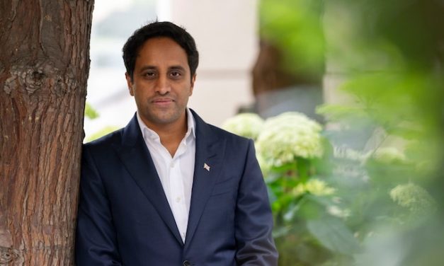 Zbog “rata protiv burke” musliman, predsjednik desničarske stranke, dao ostavku