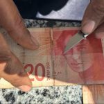Nema novca pa cvjeta neobičan posao: popravljanje oštećenih novčanica