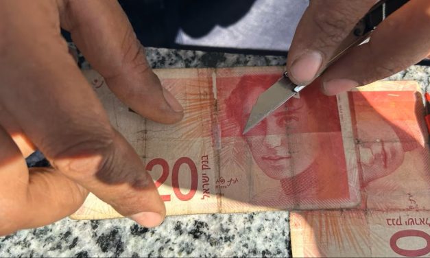 Nema novca pa cvjeta neobičan posao: popravljanje oštećenih novčanica