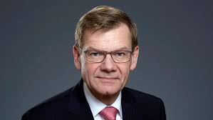 Protestant i potporučnik u mjesnoj crkvi moli sa Jevrejima i muslimanima