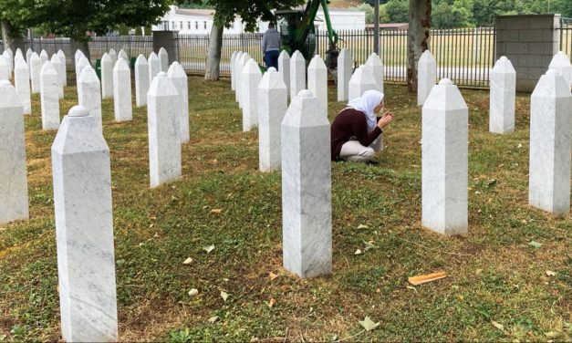 El Pais u Potočarima: Bosna i Hercegovina ponovo proživljava traumu Srebrenice 30 godina nakon genocida