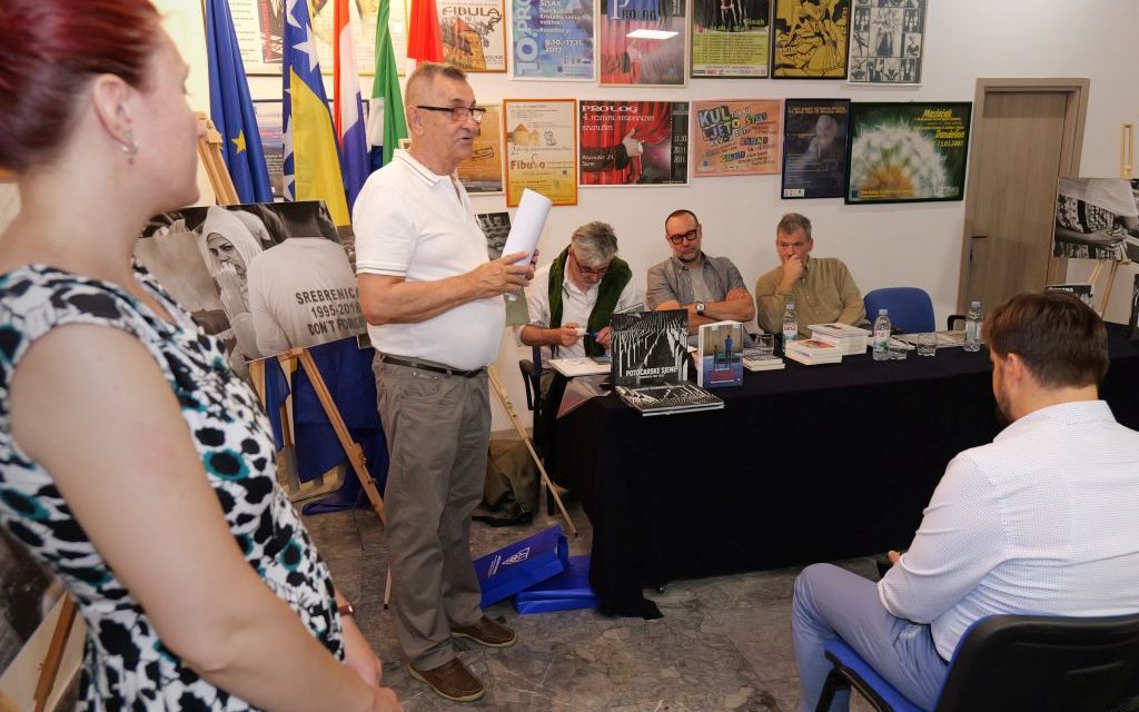 Trideset godina poslije: U Sisku predstavljena izložba i monografija „Potočarske sjene“