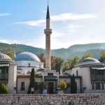 Mezarje i sadaka-kameni stubovi u haremu Careve džamije u Sarajevu