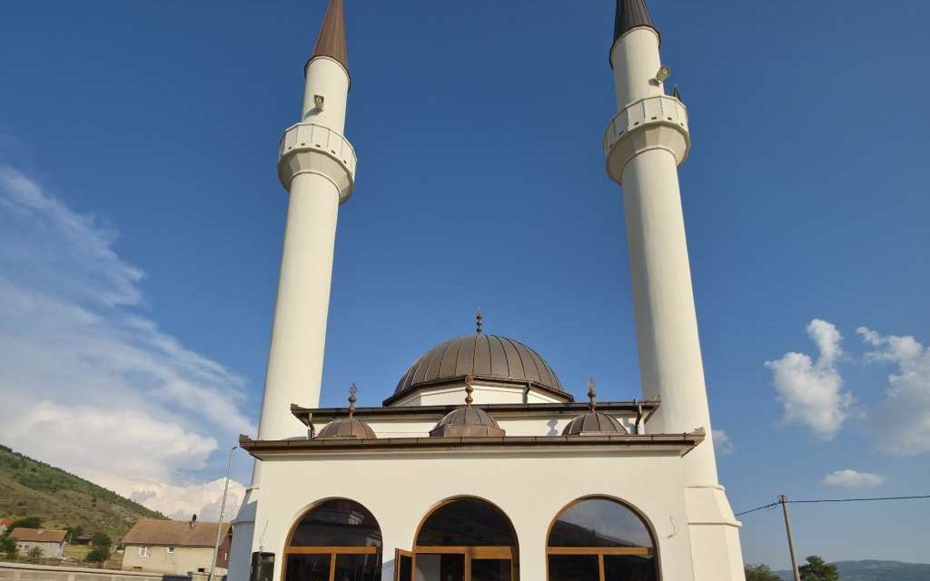 Održan vjerski program ‘Pred duše šehida Srebrenice i BiH’ u džamiji Donje Ravno