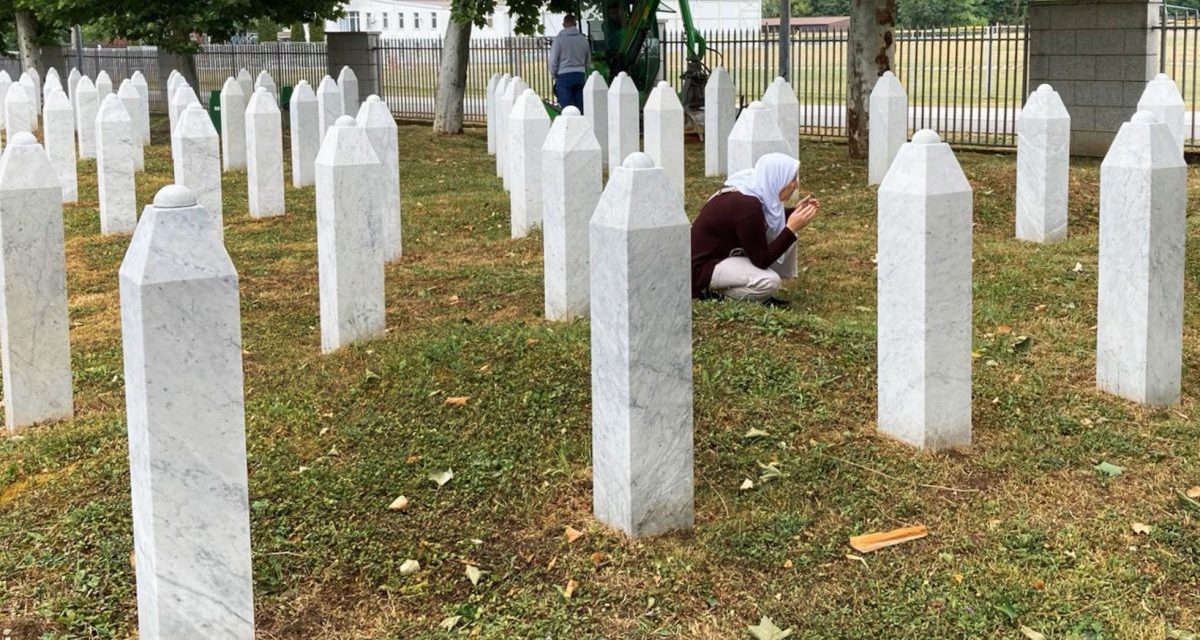 El Pais u Potočarima: Bosna i Hercegovina ponovo proživljava traumu Srebrenice 30 godina nakon genocida