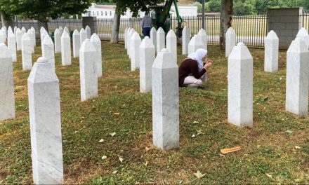 El Pais u Potočarima: Bosna i Hercegovina ponovo proživljava traumu Srebrenice 30 godina nakon genocida