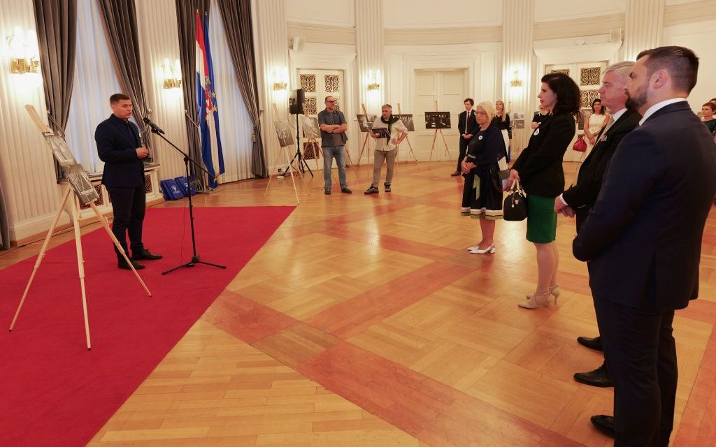 Zagreb stao uz istinu: Otvorena izložba “Potočarske sjene”