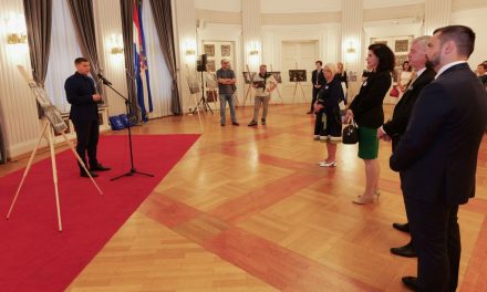 Zagreb stao uz istinu: Otvorena izložba “Potočarske sjene”
