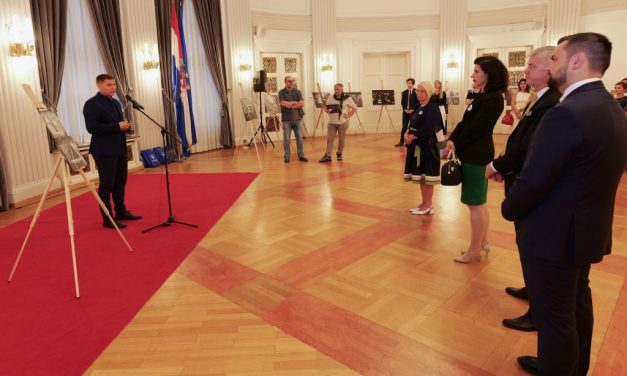 Zagreb stao uz istinu: Otvorena izložba “Potočarske sjene”