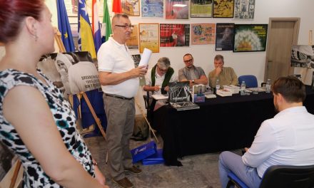 Trideset godina poslije: U Sisku predstavljena izložba i monografija „Potočarske sjene“