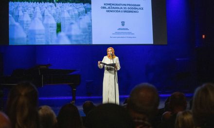 Genocid nad Bošnjacima nije uspio: Poruke dostojanstva iz prepunog Lisinskog