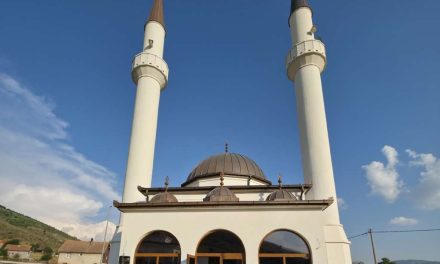 Održan vjerski program ‘Pred duše šehida Srebrenice i BiH’ u džamiji Donje Ravno