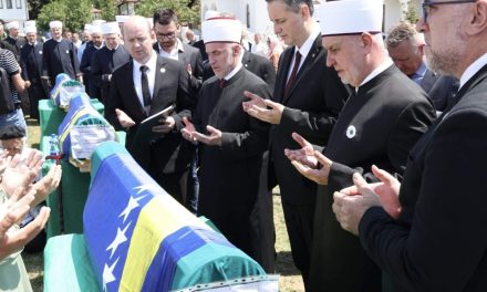 Danas Kasim nije imao nikoga svoga da ga spusti u mezar