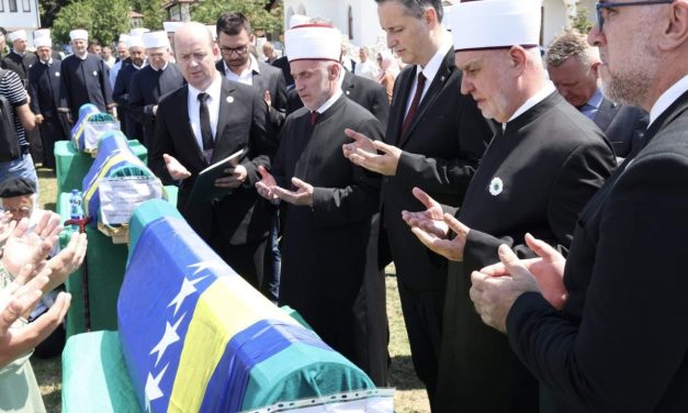 Danas Kasim nije imao nikoga svoga da ga spusti u mezar