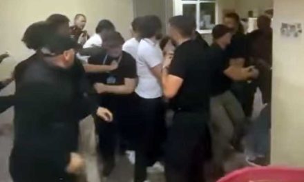 Studenti izbačeni iz zgrade, policija štiti maskirane napadače