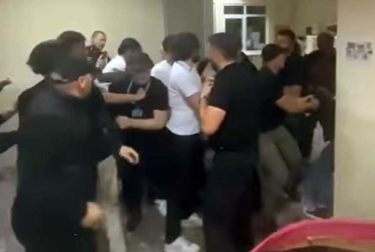 Studenti izbačeni iz zgrade, policija štiti maskirane napadače