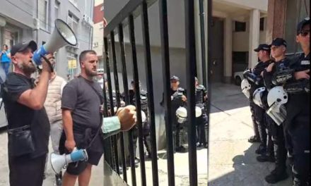 Građani ispred Osnovnog suda u Novom Pazaru traže puštanje uhapšenih mladića